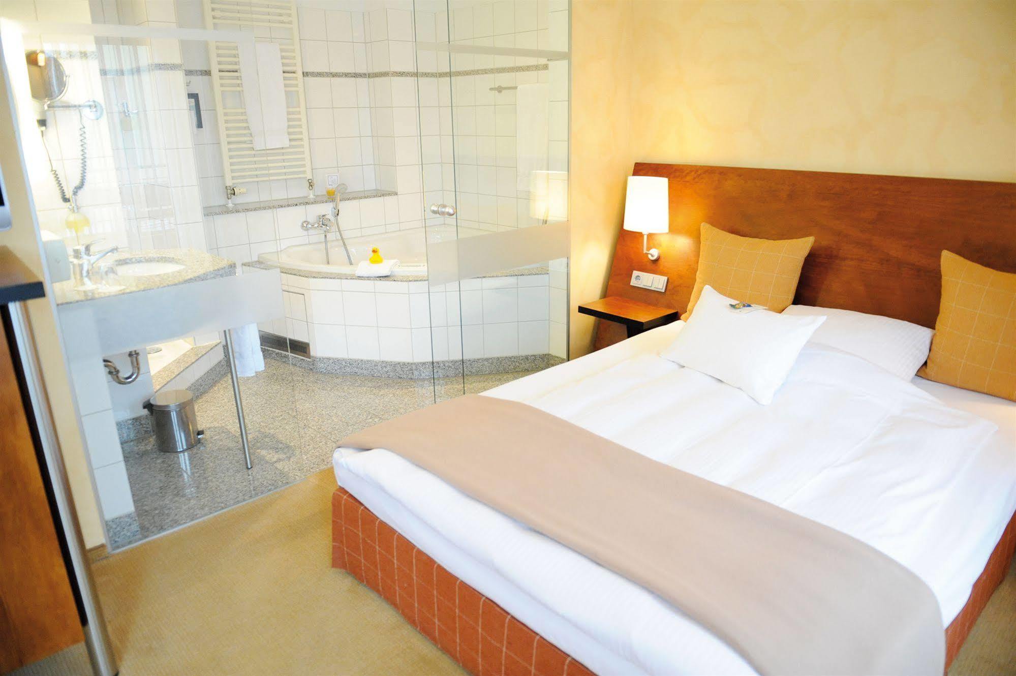 Wellings Romantik Hotel Zur Linde Moers Luaran gambar